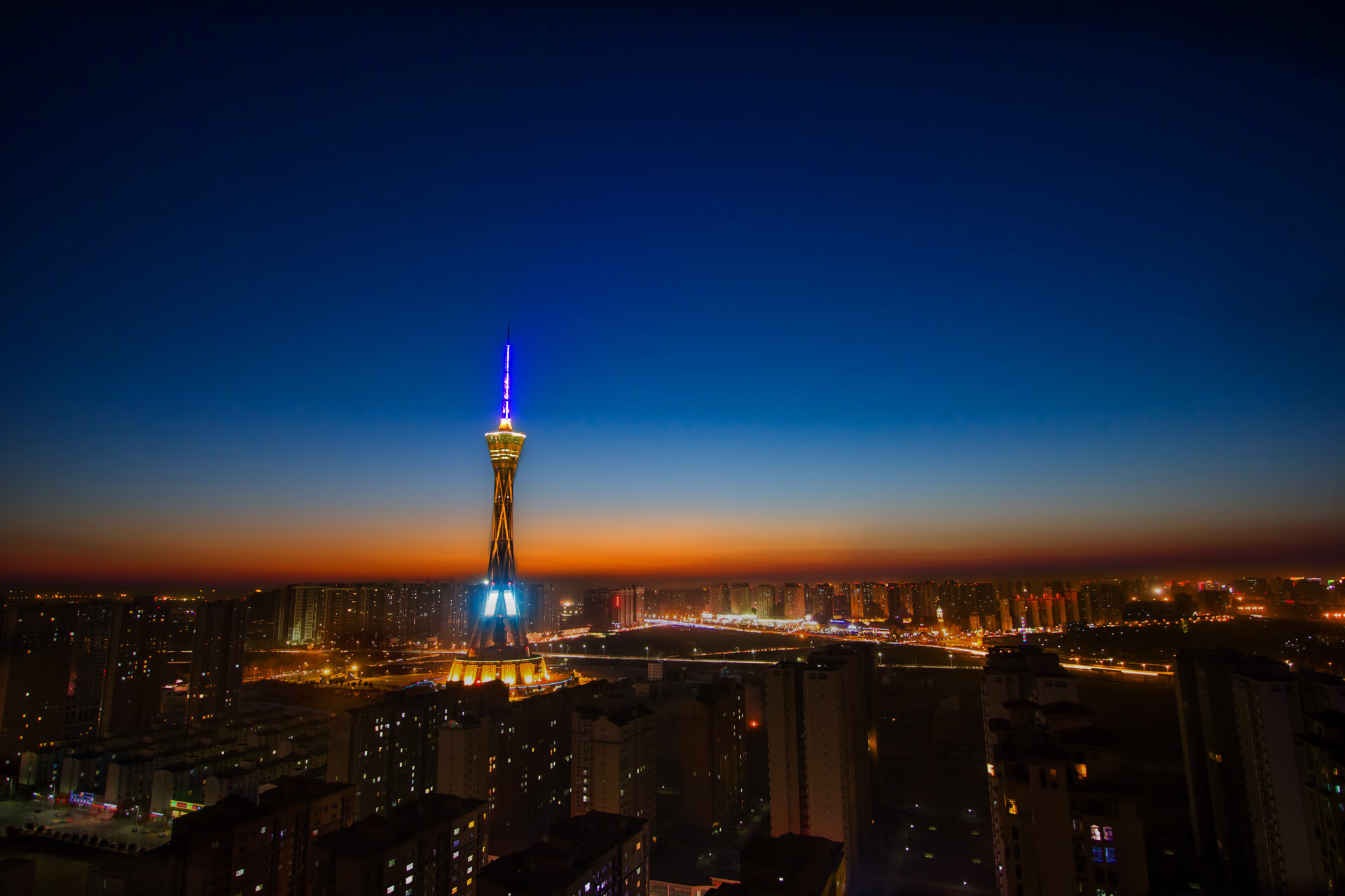 星空体育平台-库兹马诺维奇在巴黎奥运会手球比赛中展现出高水平的反应速度，库兹马出手次数